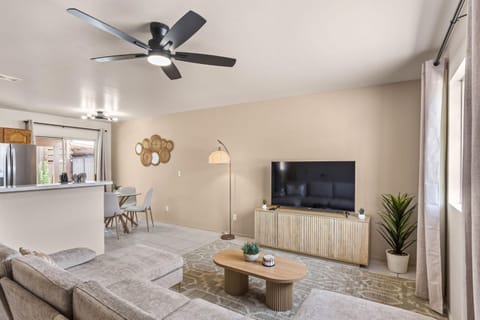 Communal lounge/ TV room, TV and multimedia, Living room, Seating area, Evening entertainment