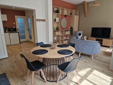 Communal lounge/ TV room, TV and multimedia, Kitchen or kitchenette, Living room, Seating area, Dining area, oven, pet friendly