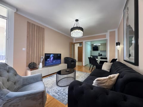 Communal lounge/ TV room, TV and multimedia, Living room, Seating area, Evening entertainment