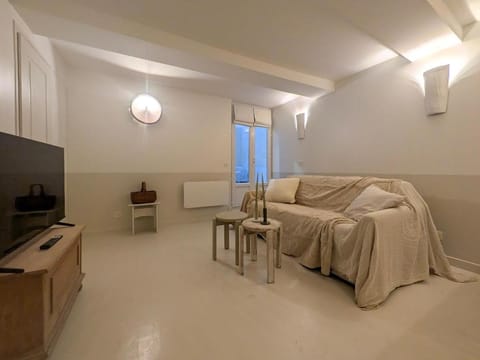 TV and multimedia, Photo of the whole room, Bedroom