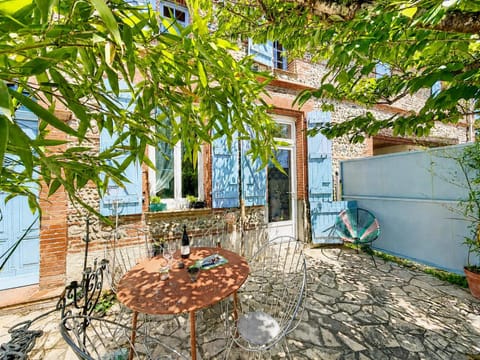 Patio, Garden, Dining area, Garden view, sunbed
