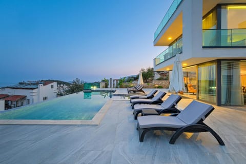 Swimming pool, sunbed