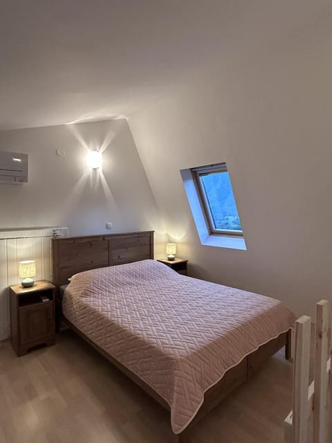 Bed, Photo of the whole room, Bedroom, air conditioner
