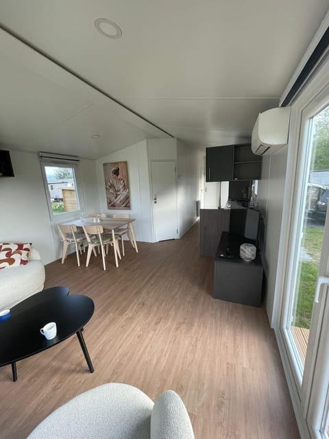 TV and multimedia, Seating area, Dining area