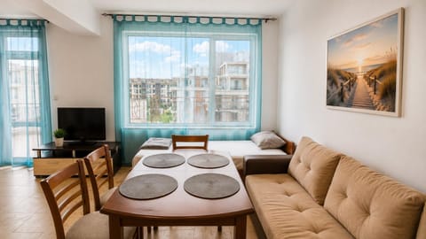 Bed, TV and multimedia, Living room, Photo of the whole room, Seating area, Dining area, Time of day