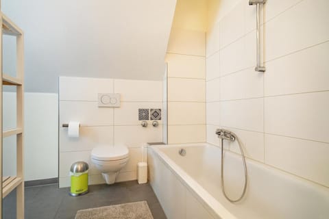 Shower, Toilet, Bathroom, Bath, towels