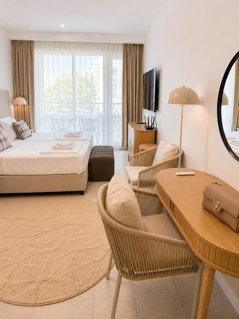 Bed, TV and multimedia, Living room, Photo of the whole room, Seating area, Bedroom, hair dresser