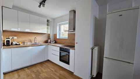 Coffee/tea facilities, Kitchen or kitchenette, Kitchen or kitchenette, Communal kitchen, dishwasher, oven, stove