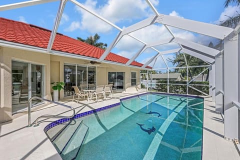 Patio, Swimming pool, sunbed