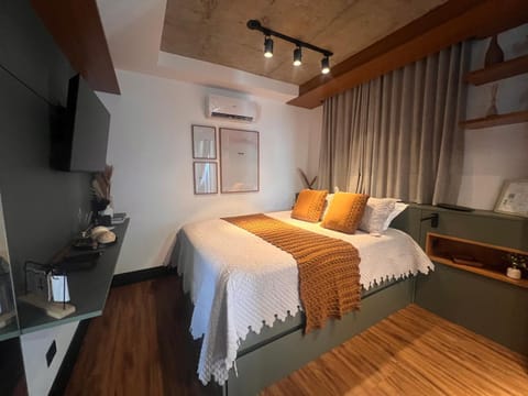 Bed, TV and multimedia, Photo of the whole room, Decorative detail, Bedroom, air conditioner