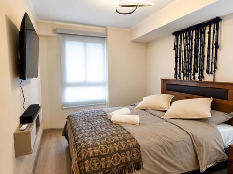 Bed, TV and multimedia, Photo of the whole room, Bedroom