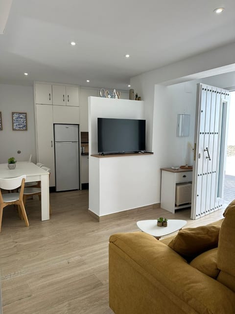 Kitchen or kitchenette, Living room, Seating area, Dining area