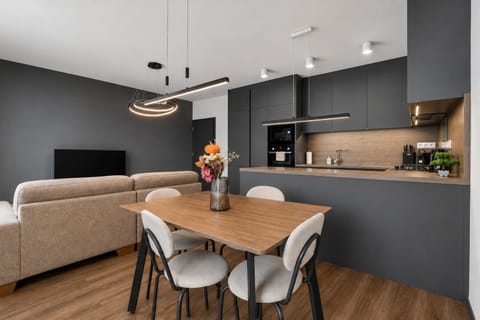 TV and multimedia, Coffee/tea facilities, Kitchen or kitchenette, Seating area, Dining area