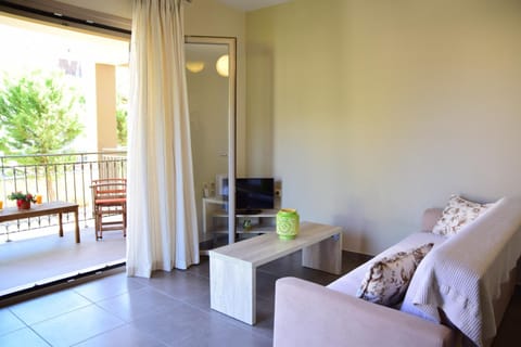 Communal lounge/ TV room, Balcony/Terrace, Living room