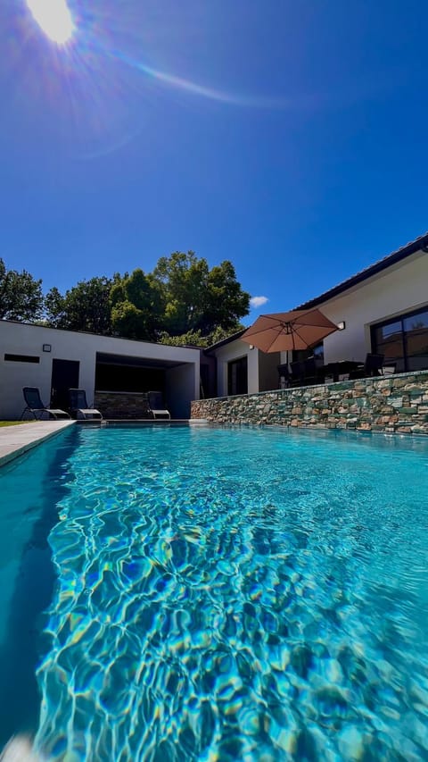 Property building, Day, Pool view, Swimming pool, sunbed