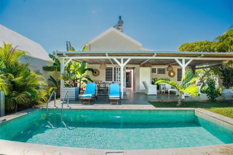 Patio, Day, Garden, Garden view, Swimming pool, sunbed, washing machine
