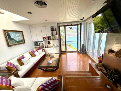 Natural landscape, TV and multimedia, Living room, Lounge or bar, Sea view