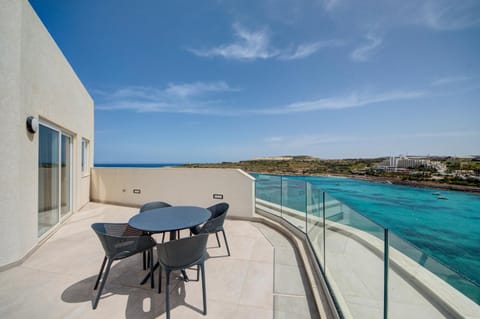 Day, Natural landscape, View (from property/room), Balcony/Terrace, Dining area, Sea view, sunbed
