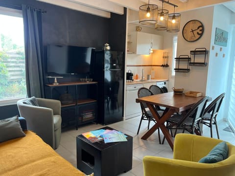 TV and multimedia, Kitchen or kitchenette, Living room, Seating area, Dining area, stove