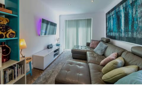 Communal lounge/ TV room, TV and multimedia, Living room, Seating area