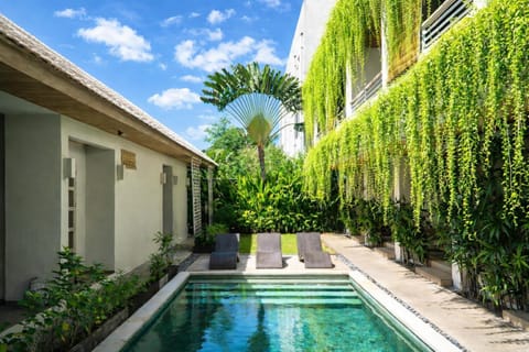 Property building, Day, Pool view, Swimming pool, Swimming pool, sunbed
