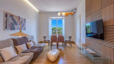 TV and multimedia, Living room, Seating area, Evening entertainment