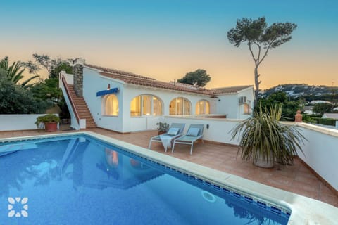 Property building, Patio, Day, Natural landscape, Mountain view, Pool view, Swimming pool, sunbed