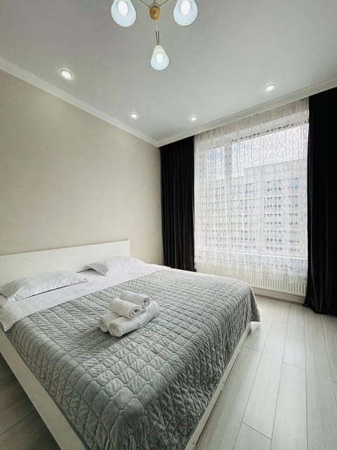 Bed, Photo of the whole room, towels