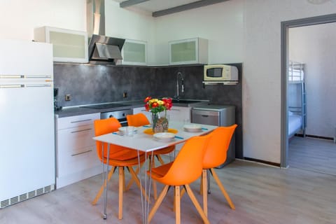 Kitchen or kitchenette, Dining area