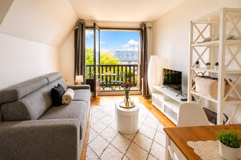 Communal lounge/ TV room, Balcony/Terrace, Living room