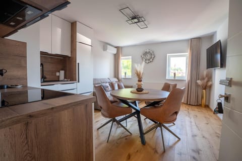 TV and multimedia, Kitchen or kitchenette, Living room, Seating area, Dining area