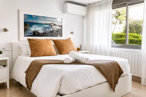 Bed, Photo of the whole room, Bedroom, towels, air conditioner