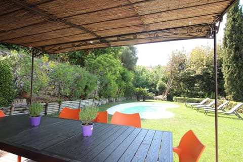 Dining area, Garden view, Swimming pool