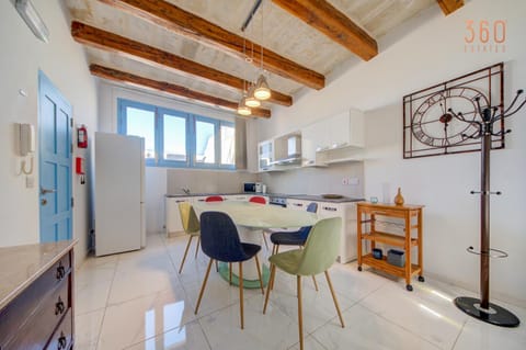 Kitchen or kitchenette, Dining area, stove