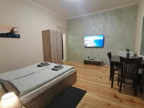 Bed, TV and multimedia, Seating area, Dining area, Bedroom, wardrobe