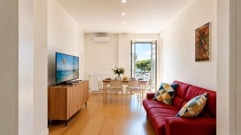 TV and multimedia, Living room, Seating area, Dining area