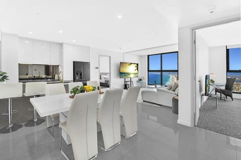 TV and multimedia, Kitchen or kitchenette, Living room, Seating area, Dining area