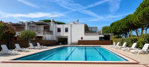 Pool view, Swimming pool, sunbed