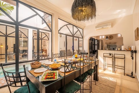 Coffee/tea facilities, Kitchen or kitchenette, Living room, Seating area, Dining area, Breakfast, Continental breakfast, oven, stove, toaster