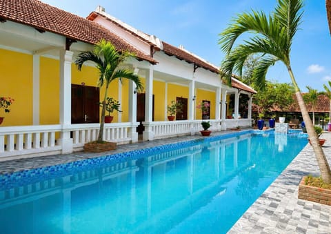 Property building, Day, Pool view, Swimming pool, Swimming pool