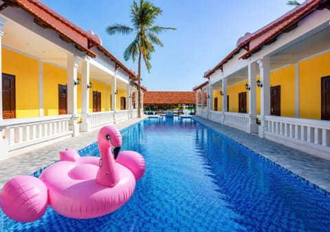 Property building, Day, Pool view, Swimming pool, Swimming pool