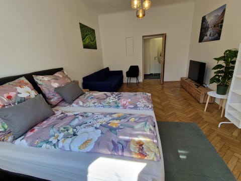 TV and multimedia, Living room, Bedroom, internet