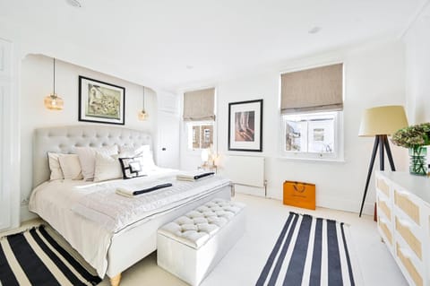 Bed, Seating area, Bedroom