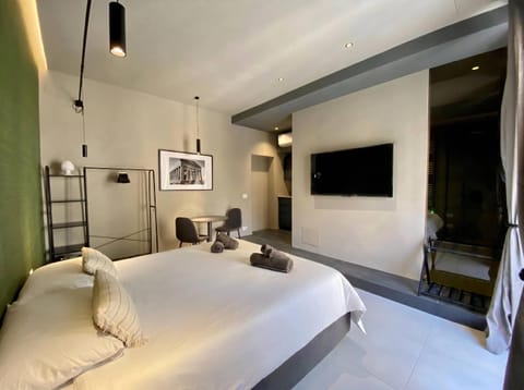 Bed, TV and multimedia, Photo of the whole room, Seating area, safe, wardrobe