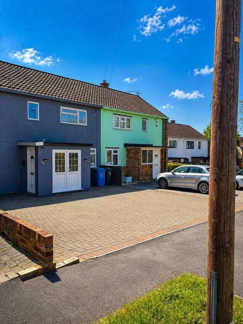 Property building, Day, Neighbourhood, Street view, Location, Parking