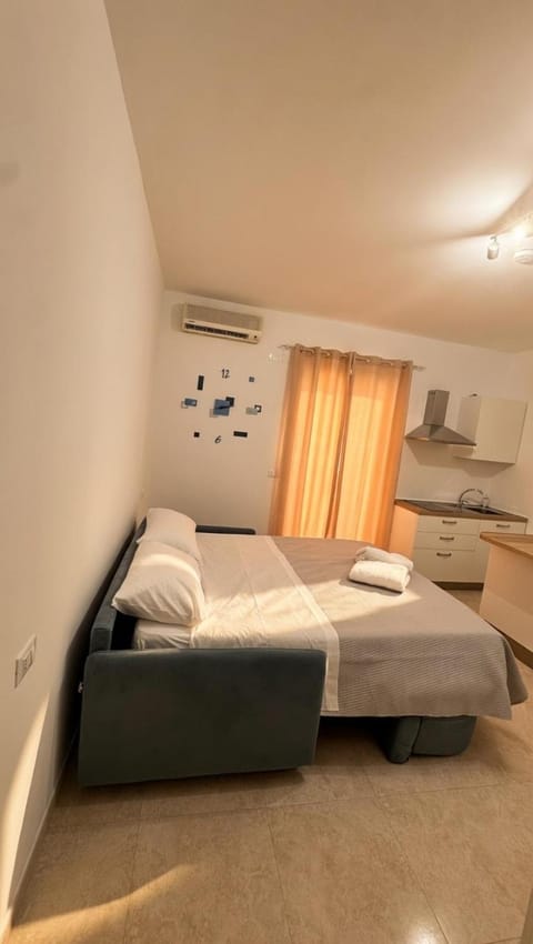 Bed, Living room, Photo of the whole room, Seating area, Bedroom, towels, air conditioner