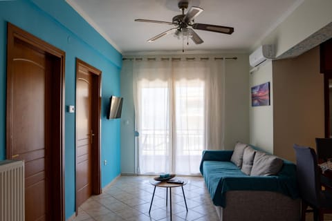 TV and multimedia, Living room, Seating area, air conditioner