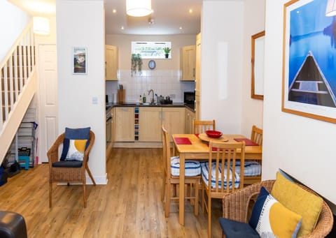 Kitchen or kitchenette, Living room, Seating area, Dining area, stove