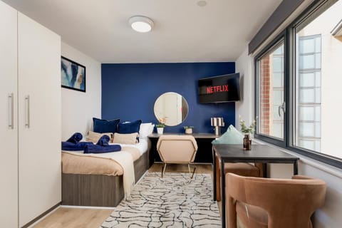 Bed, TV and multimedia, Photo of the whole room, Seating area, Bedroom