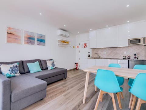 Kitchen or kitchenette, Living room, Seating area, Dining area, stove